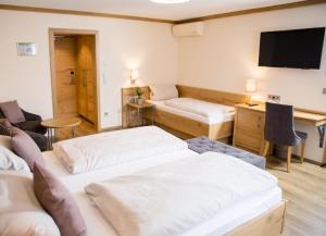 Postel nebo postele na pokoji v ubytování Gasthaus-Hotel Faltermaier