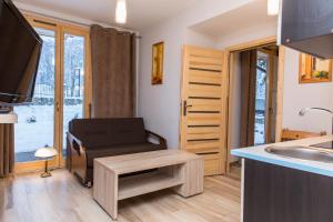 Kuchyňa alebo kuchynka v ubytovaní udanypobyt Apartamenty Przy Dolinach A i B