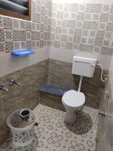 Ванная комната в Shri Sai Apartment AC