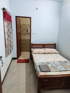 Postelja oz. postelje v sobi nastanitve Shri Sai Apartment AC