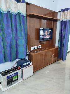 Телевизор и/или развлекательный центр в Shri Sai Apartment AC