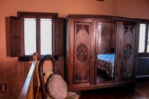 una camera da letto con armadio in legno e letto. di Alto el Monte 1 - AR1414 a Luanco