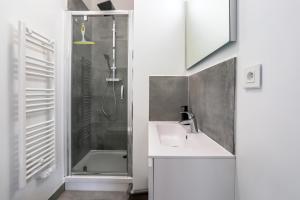 Ένα μπάνιο στο Cosy appartement proche gares #2 +4 φωτογραφίες
