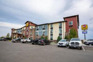 ein Hotel mit Autos auf einem Parkplatz in der Unterkunft My Place Hotel- Pasco/Tri-Cities, WA in Pasco