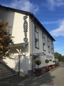 un bâtiment blanc avec un panneau sur son côté dans l'établissement Gerendas Panzió, à Szombathely