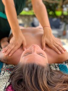 - un massage dispensé par un thérapeute dans l'établissement Résidence Paradis Tropical, à Basse-Terre
