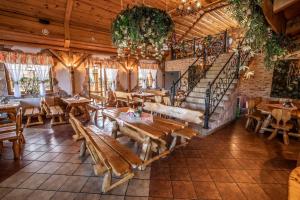Restaurant ou autre lieu de restauration dans l'établissement Zajazd Chata Staropolska