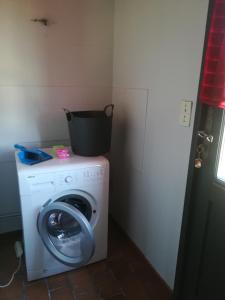 una lavadora con un cubo encima en Maison à la ferme, en Saint-Aubin-le-Monial 4 fotos más