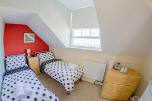 um quarto com 2 camas e uma janela em Olivers Guest House em Weymouth