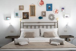 Un pat sau paturi într-o cameră la Hotel La Sciara