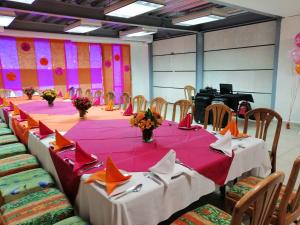 a long table with red and orange napkins on it at Parque Inn Hotel & Suites in Coatzacoalcos