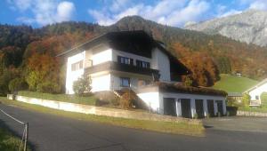 Nespecifikovaný výhled na hory nebo výhled na hory při pohledu z penzionu