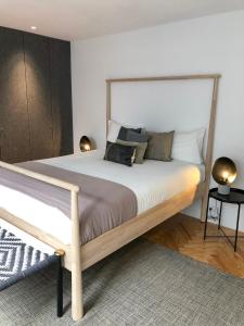 a bedroom with a large bed in a room at Oporto Chic&Cozy - Ateneu in Porto
