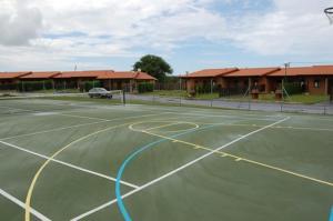 ein Tennisplatz vor einem Gebäude in der Unterkunft Apartamentos Rurales La Regatina in Lamuño + 4 Fotos