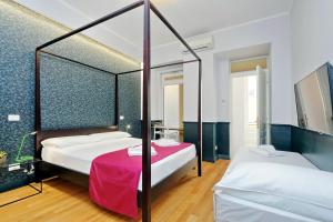 um quarto com 2 camas e uma cama de dossel em Relais Vittoria Colonna em Roma