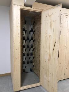 土绪尔ODYSSEE ERJ01 Appartement avec terrasse et acces aux pistes的木柜,有门在房间