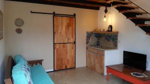 烏拉圭河畔康塞普西翁的住宿－Antigua Fonda Duplex Studio，客厅配有蓝色的沙发和电视