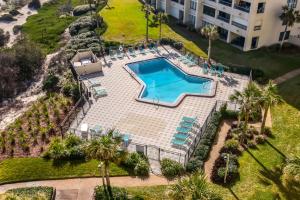 Amelia Island Oceanfront 2 Master Suites内部或周边的泳池