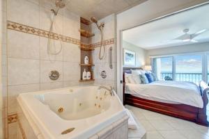 Amelia Island Oceanfront 2 Master Suites客房内的一张或多张床位