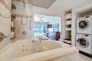Amelia Island Oceanfront 2 Master Suites的一间浴室