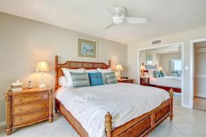 Amelia Island Oceanfront 2 Master Suites客房内的一张或多张床位