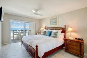 阿米莉亚岛Amelia Island Oceanfront 2 Master Suites的一间带床的卧室，可欣赏海景 更多37张照片