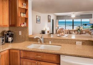 阿米莉亚岛Amelia Island Oceanfront 2 Master Suites的一个带水槽的厨房,享有海景