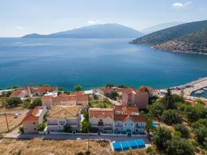 una vista aerea di una città vicino a un corpo idrico di Myrto Apartments a Ayia Evfimia