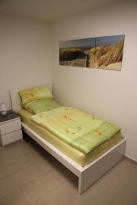 Bett in einem Schlafzimmer mit Wandgemälde in der Unterkunft 4realax in Mülheim an der Ruhr