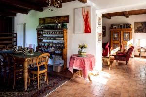 un comedor con mesa y sillas en una habitación en Casale Nasca, en Castelraimondo