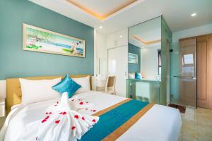 - une chambre avec un lit fleuri dans l'établissement Madame Phương - Căn hộ hướng biển, à Đà Nẵng