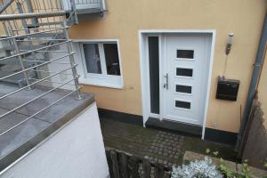 ein Haus mit einer weißen Tür und einem Fenster in der Unterkunft 4realax in Mülheim an der Ruhr