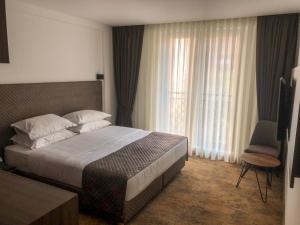 Postel nebo postele na pokoji v ubytování Qama Hotel