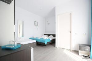 エフォリエ・ノルドにあるRegency Villaのベッドルーム(ベッド1台、シンク、鏡付)
