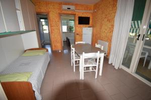 Cette chambre comprend une table, une table et des chaises. dans l'établissement Residence On The Beach, à Vasto