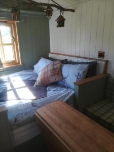 Gaggle of Geese Pub - Shepherd Huts & Bell Tents客房内的一张或多张床位