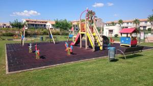 Photo de la galerie de l'établissement Impresionante alojamiento compuesto por 2 Chalets Adosados de lujo para 14 personas Piscina con CIRCUITO SPA, à Sant Jordi