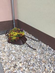 un vaso da fiori poggiato su un mucchio di rocce di Ubytování U babičky a Lanžhot