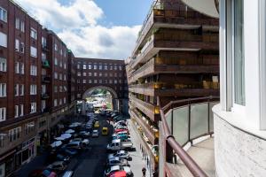 vista su una strada trafficata della città con auto parcheggiate di Europe Heart Apartment for 9 a Budapest