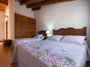 a bedroom with two beds with white and pink sheets at La Casona de los Cinco Caños in Coca +25 photos