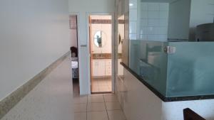 a hallway with a pink door in a bathroom at Ap de Frente para o Mar de Itaparica II in Vila Velha