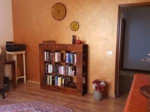a living room with a book shelf filled with books at CASA ALESSANDRA in Chiuro