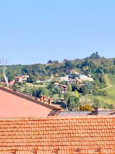 uma vista de uma cidade de cima de um telhado em Casa ad Alba em Alba