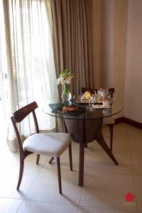 uma mesa de jantar com um vaso de flores em Abayomi Hotel em Ilhabela