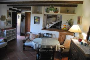 salon ze stołem i kanapą w obiekcie El alojamiento rural de Peter w mieście Corterrangel