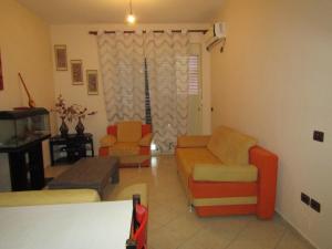 un soggiorno con 2 sedie e un divano di Elizabeta Apartament a Vlorë