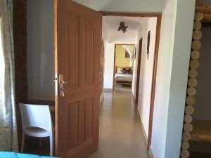 un pasillo con una puerta que da a una habitación en Brownstone Country Home, en Lira