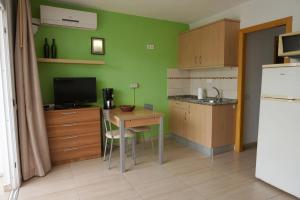 Een keuken of kitchenette bij Apartamentos Ecuador