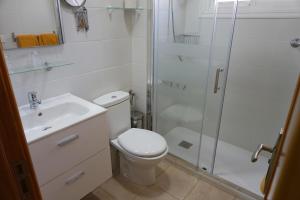 Een badkamer bij Apartamentos Ecuador