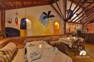 Manary Praia Hotel في ناتال: مطعم فيه طاولات وكراسي في الغرفة